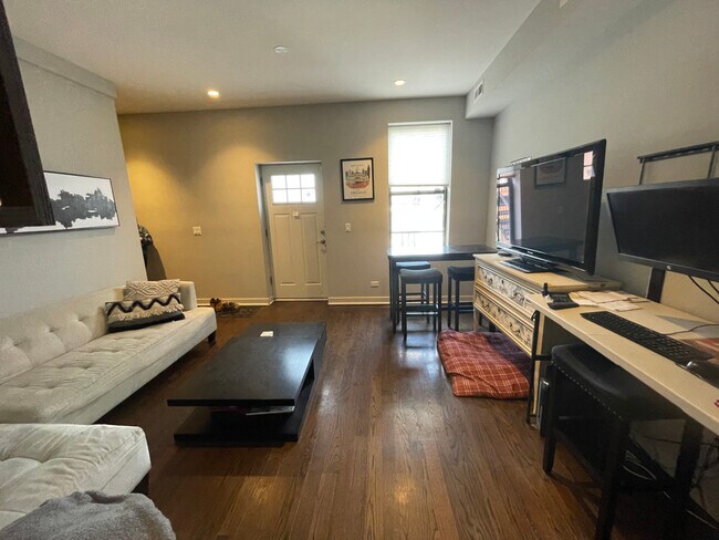 Foto del edificio - 2048 W Webster Ave