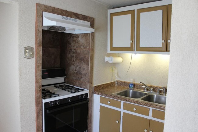 Apt 8 - 3517 S Fillmore St
