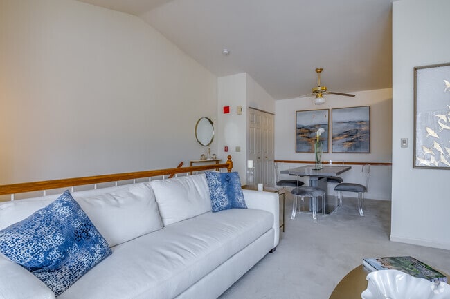 2 habitaciones, 1 baño - 1050 pies cuadrados - Sala de estar - Springbrook Cercle