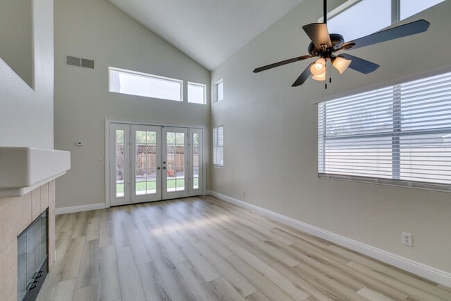 Building Photo - Charming 3-Bedroom Home in Green Valley wi...