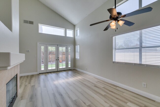 Foto del edificio - Charming 3-Bedroom Home in Green Valley wi...