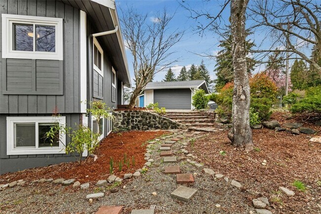 Building Photo - Beautiful 4 Bedroom Close to Everything!