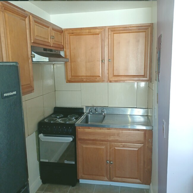 Small Full Kitchen - 618 58th St