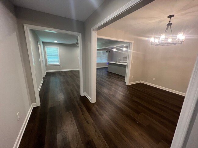 Building Photo - 3 bedroom 2 bathroom home in The Village a...