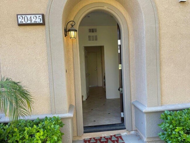 Foto del edificio - Luxurious 2 bed/ 2 bath townhouse in guard...
