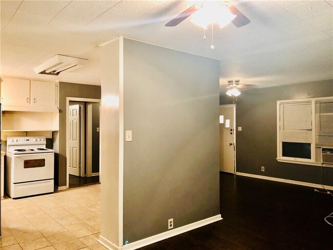 Building Photo - 1050 Chamberlain St