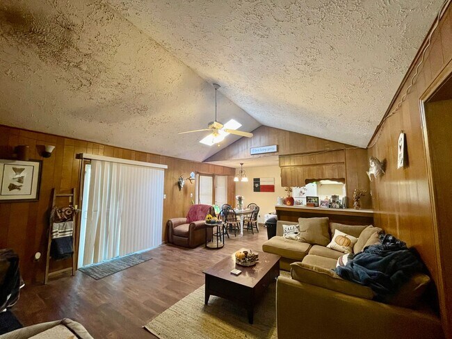 Foto del edificio - AVAILABLE FOR AUGUST PRE-LEASE! 3 bed, 2 b...