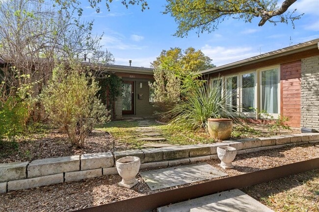 Building Photo - 2212 East Side Dr