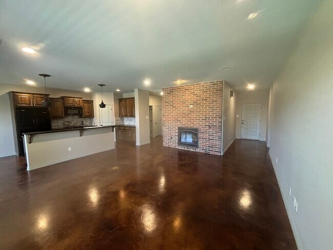 Building Photo - 3 bed 2 bath home with 2 car garage!