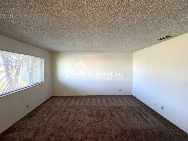 Foto del edificio - Great 3 bedroom 2 bath house is located in Orangevale