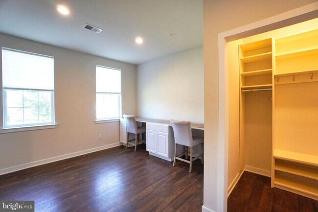 Building Photo - 35 Jessop Ln