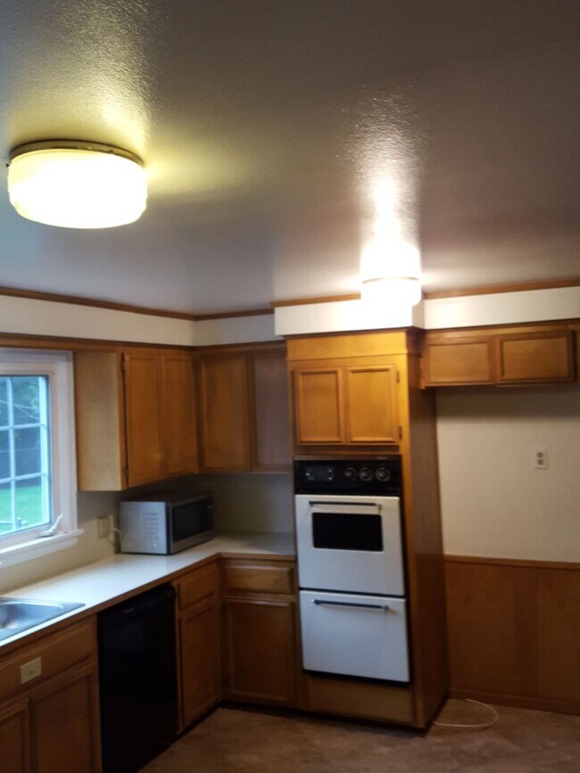 Foto del edificio - University Place 2bd 2bth, with bonus/office, $2,995 includes yard care and utilities other than ...
