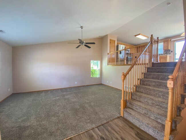 Building Photo - 3 Bedroom, 2.5 Bath fenced yard!