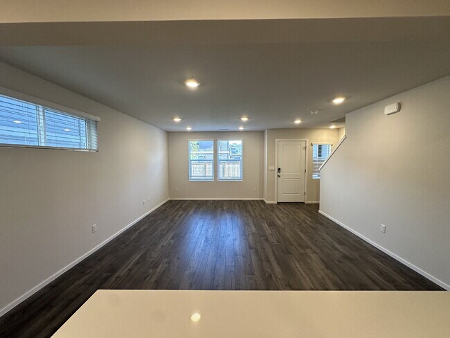 Foto del edificio - Newer Townhouse in Saddle Club Estates with 2-Car Garage – Nearby Winco, Fred Meyers & Schools