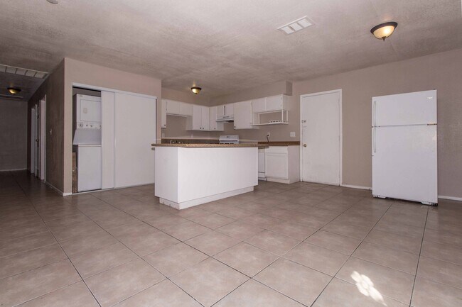 Building Photo - NICE 4 BEDROOM AND 2 BATH HOME COME SEE TO...