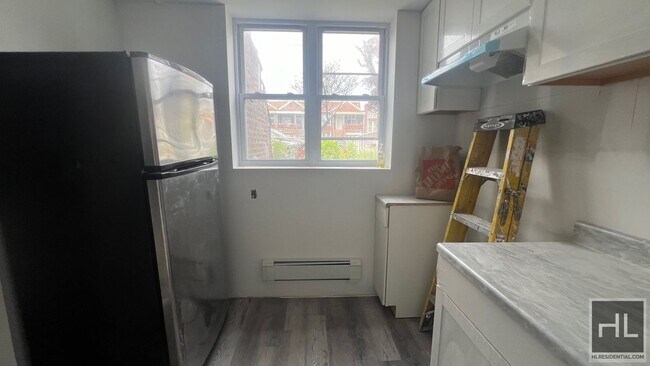 Building Photo - FRESHLY RENOVATED  & VERY BRIGHT STUDIO  A...