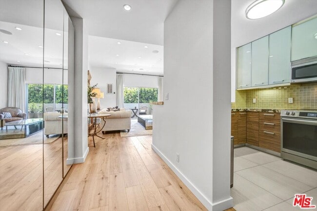 Building Photo - 999 N Doheny Dr