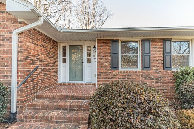 Foto del edificio - Northern Greensboro, Brick Ranch, Hardwood...