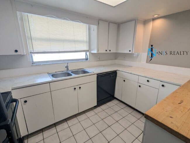 Building Photo - 3/2/1 1412 Sq. Ft. home with renovated kit...