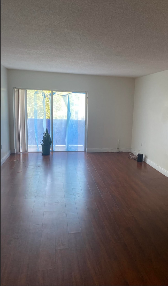 Building Photo - 400 Kings Point Dr