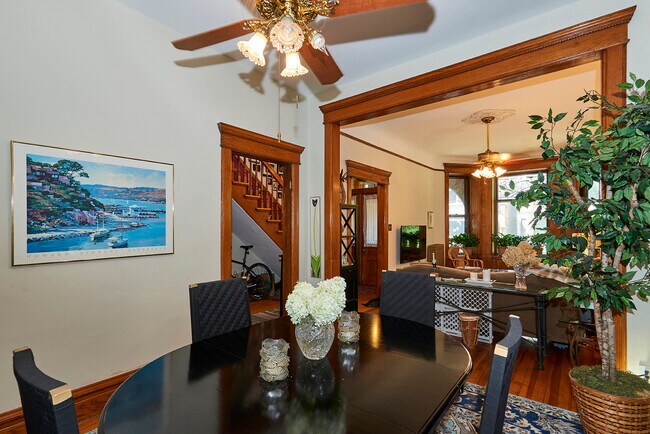 Foto del edificio - 1049 N Hoyne Ave