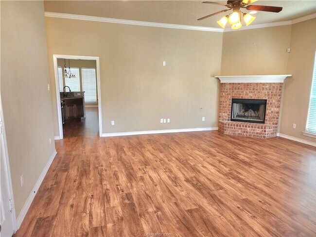 Building Photo - 4 Bedroom 2 Bathroom 2 Car Garage