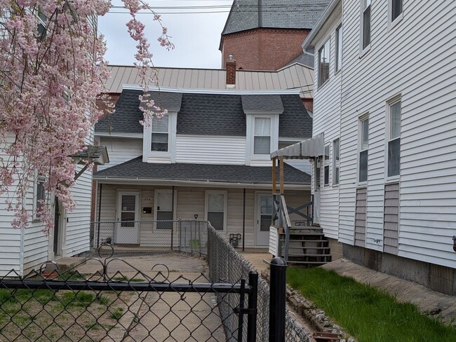 Building Photo - 260 Cedar St