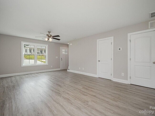 Building Photo - 3 Bedroom 2.5bathroom Townhome - Downtown !!