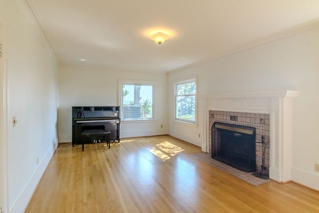 Building Photo - 2540 11th Ave W