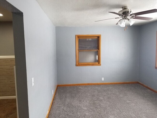 Building Photo - 3 Bedroom, 1 bath Home Near Norfolk Sr High