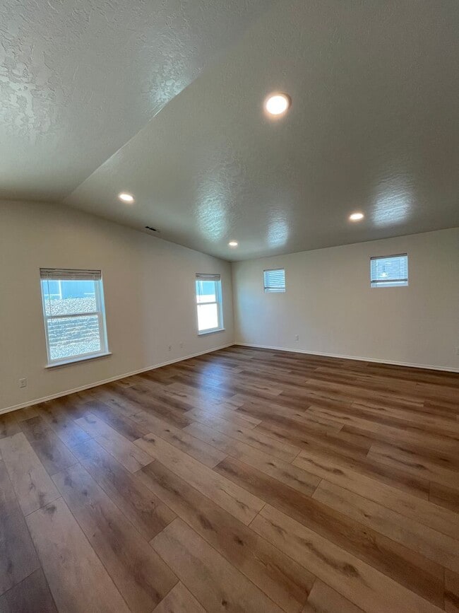Building Photo - Brand new 3 bedroom/2.5 bathroom ready for move in