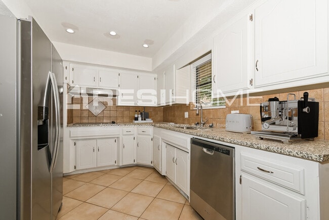 Building Photo - 7336 Roxboro Dr