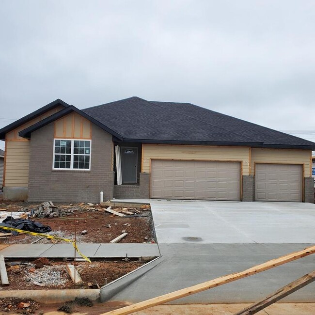 Building Photo - 1029 S Christopher Ave