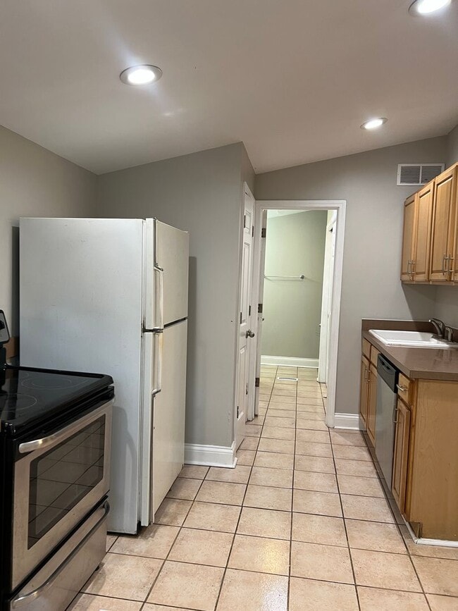 Foto del edificio - Welcome to this newly remodeled, single-fa...
