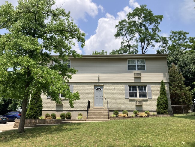 Building Photo - 13 Spruce Dr