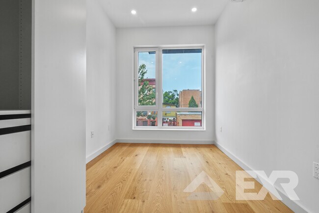 Foto del edificio - 138 Schaefer St
