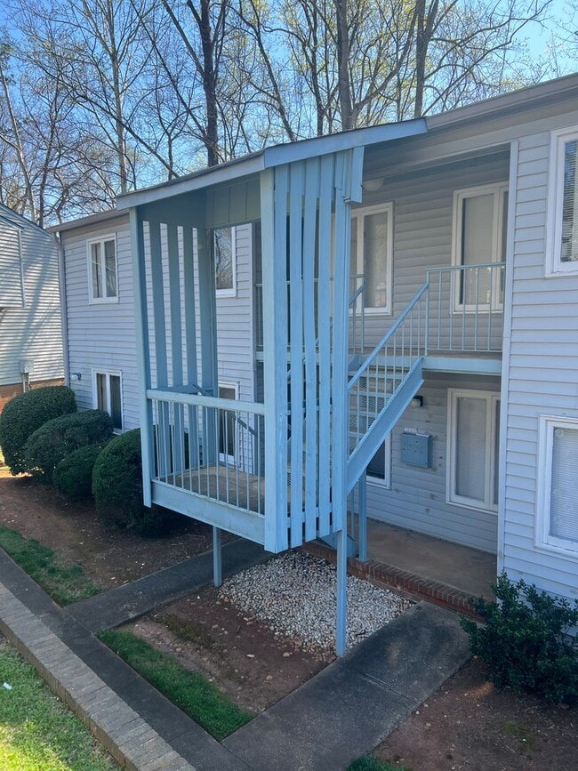 Building Photo - Renovated  1 bedroom / 1bathroom $1150.00