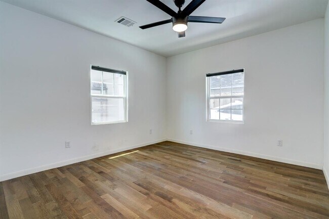 Foto del edificio - 5710 Newport St
