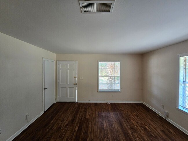 Foto del edificio - 2 bedroom 1 bath available for rent ~ trash and lawn care included!