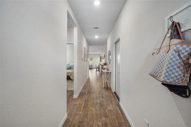 Building Photo - 217 Evergreen Sumac Lp