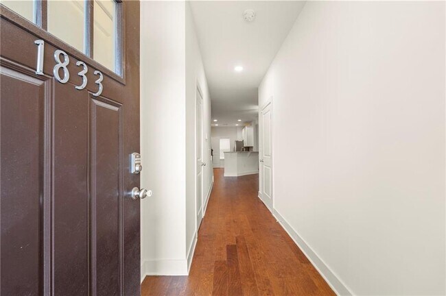 Foto del edificio - 1833 Edgehill Dr