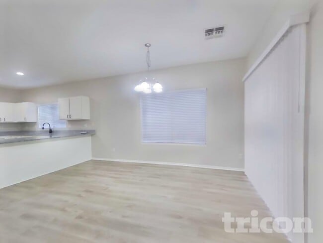 Building Photo - 13038 W Aster Dr