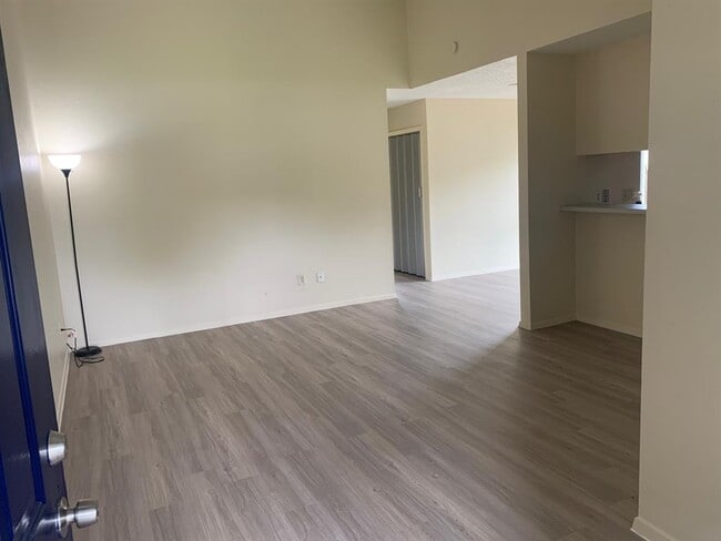 Building Photo - 523 Greenlawn Blvd