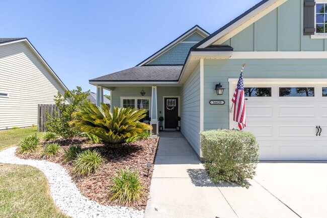 Building Photo - Spacious 3BR/2BA Home with Open Layout, Is...