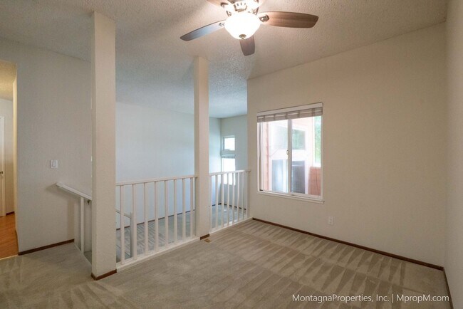Building Photo - Spacious Townhome - GARAGE - Light and Bri...