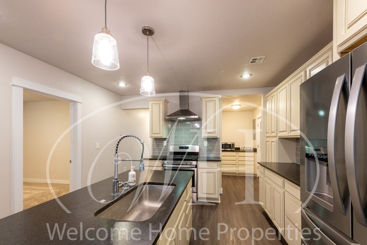 Primary Photo - Spacious 4 Bedroom Home Near WWU