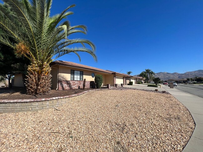 Building Photo - HUGE FAMILY HOME IN BEAUTIFUL EAST HEMET N...