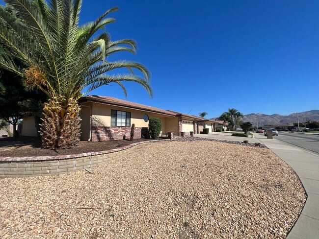 Foto del edificio - HUGE FAMILY HOME IN BEAUTIFUL EAST HEMET N...