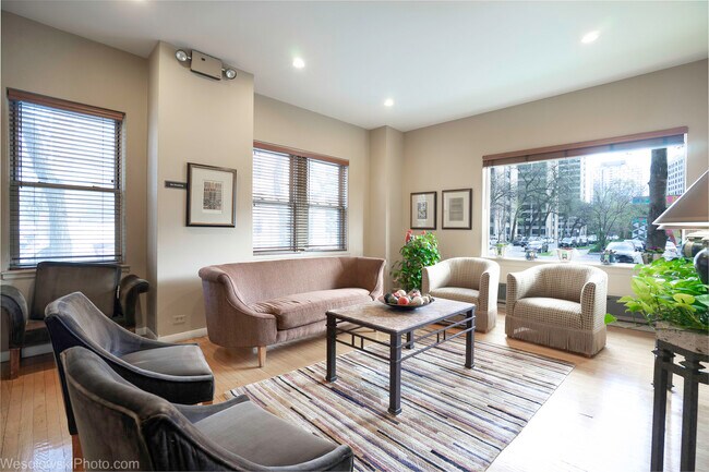 Foto del edificio - 5000 S Cornell Ave