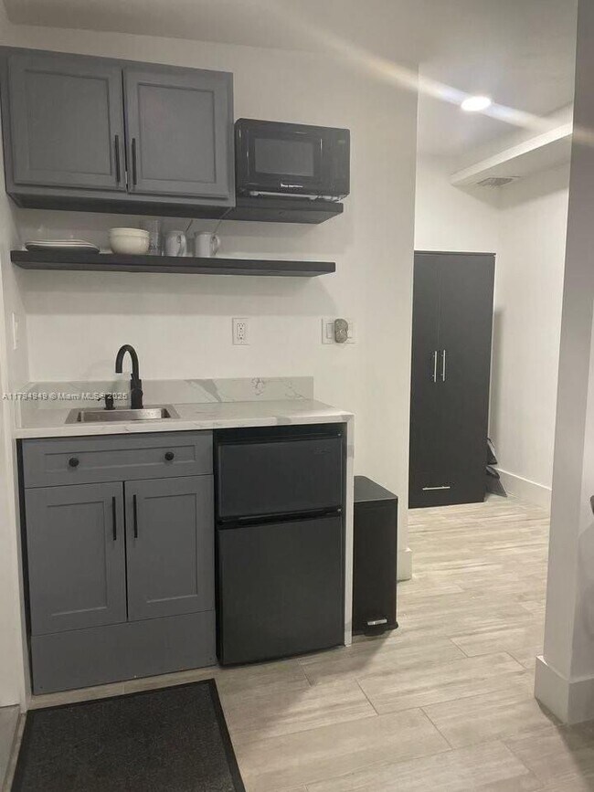 Foto del edificio - 170 NE 60th St